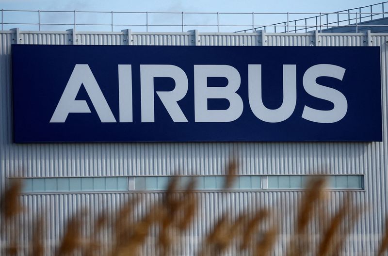 &copy; Reuters. Photo d'archives du logo d'Airbus sur le site Airbus de Montoir-de-Bretagne près de Saint-Nazaire. /Photo prise le 4 mars 2022 près de Saint-Nazaire, France/REUTERS/Stéphane Mahé