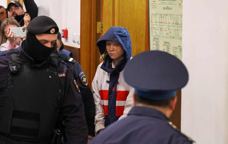 &copy; Reuters. داريا تريبوفا المشتبه بها في قتل المدون المناصر للحرب فلادلين تاتارسكي قبل جلسة استماع في موسكو يوم الثلاثاء. تصوير: يفجينيا نوفوزينينا- رو