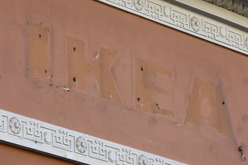 &copy; Reuters. FILE PHOTO: Traces of the dismantled IKEA signage are seen on a facade in central Saint Petersburg, Russia September 9, 2022.  REUTERS/Anton Vaganov