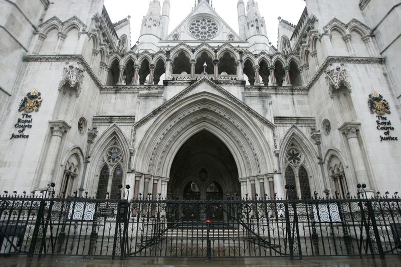 &copy; Reuters. FOTO DE ARCHIVO. Vista de la principal entrada del Tribunal Superior de Londres. Enero 28, 2005. REUTERS/Russell Boyce