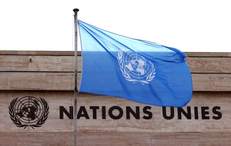 &copy; Reuters. علم عليه شعار الأمم المتحدة على مقر مبنى الأمم المتحدة أثناء انعقاد مجلس حقوق الإنسان في جنيف بسويسرا يوم 27 فبراير شباط 2023. تصوير: دينيس بالي