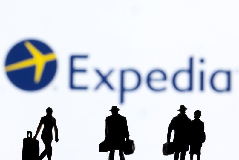 &copy; Reuters. FILE PHOTO: Figurines are seen in front of the Expedia logo in this illustration taken February 27, 2022. REUTERS/Dado Ruvic/Illustration