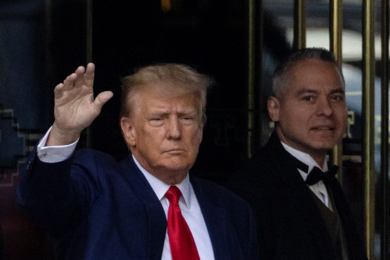 &copy; Reuters. Ex-presidente dos EUA Donald Trump acena para apoiadores ao sair da Trump Tower para o tribunal, em Nova York, EUA
04/04/2023
REUTERS/Carlos Barria