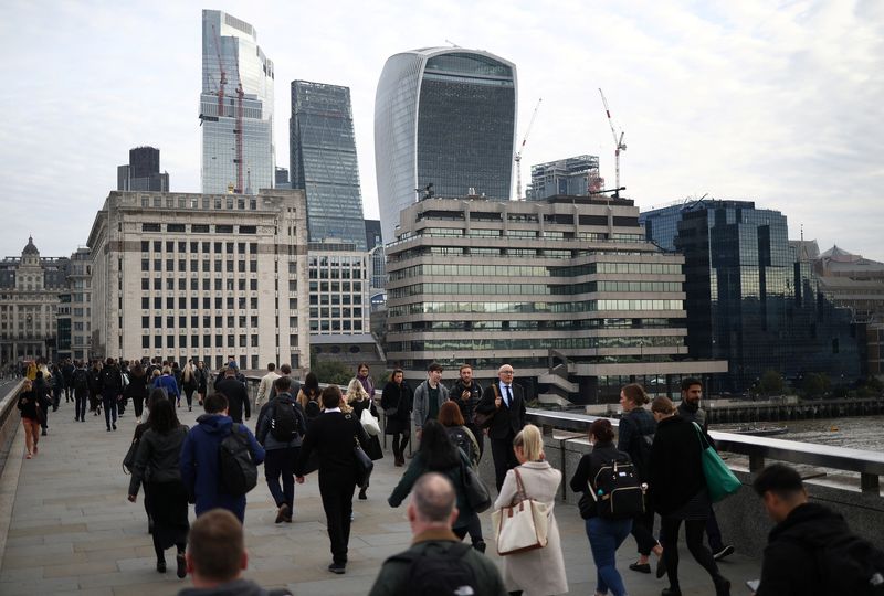 &copy; Reuters. FILE PHOTO: People walk over London Bridge towards the City of London financial district during rush hour in London, Britain, October 3, 2022. REUTERS/Henry Nicholls