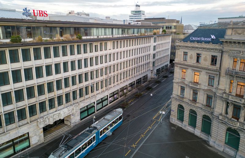 &copy; Reuters. FILE PHOTO: Buildings of Swiss banks UBS and Credit Suisse are seen on the Paradeplatz in Zurich, Switzerland, March 20, 2023. REUTERS/Denis Balibouse