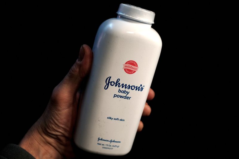 © Reuters. FILE PHOTO: A bottle of Johnson and Johnson Baby Powder is seen in a photo illustration taken in New York, February 24, 2016. REUTERS/Mike Segar/Illustration 