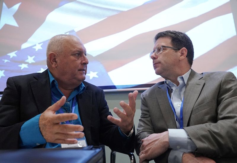 &copy; Reuters. Paul Johnson, chair of the United States Agriculture Coalition for Cuba (USACC), talks with Frank Castaneda, President of the Cuban Agricultural Business Group during a conference in Havana, Cuba, April 4, 2023. REUTERS/Alexandre Meneghini