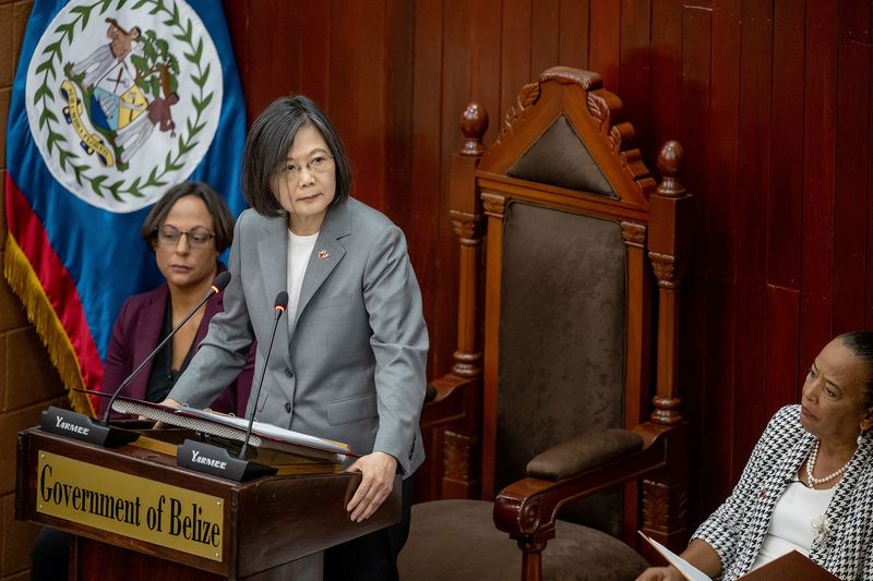 © Reuters. Taiwanese President Tsai Ing-wen delivers a speech at the National Assembly of Belize, in Belmopan, Belize, in this handout picture released on April 4, 2023. Taiwan Presidential Office/Handout via REUTERS  