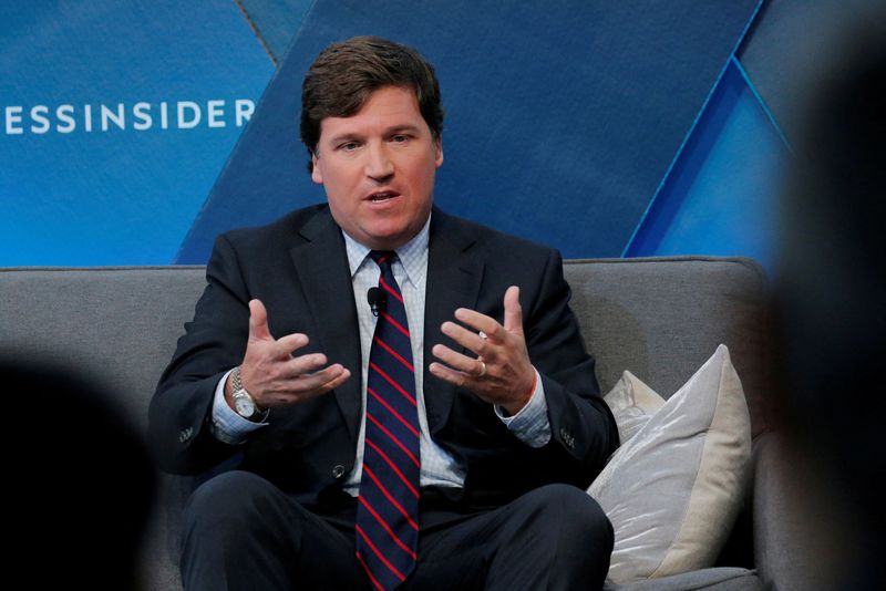 © Reuters. FILE PHOTO: Fox personality Tucker Carlson speaks at the 2017 Business Insider Ignition: Future of Media conference in New York, U.S., November 30, 2017.  REUTERS/Lucas Jackson/File Photo