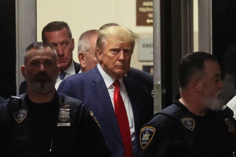 © Reuters. Photo de l'ancien président américain Donald Trump dans un tribunal de Manhattan, à New York. /Photo prise le 4 avril 2023 à New York, États-Unis/REUTERS/Brendan McDermid