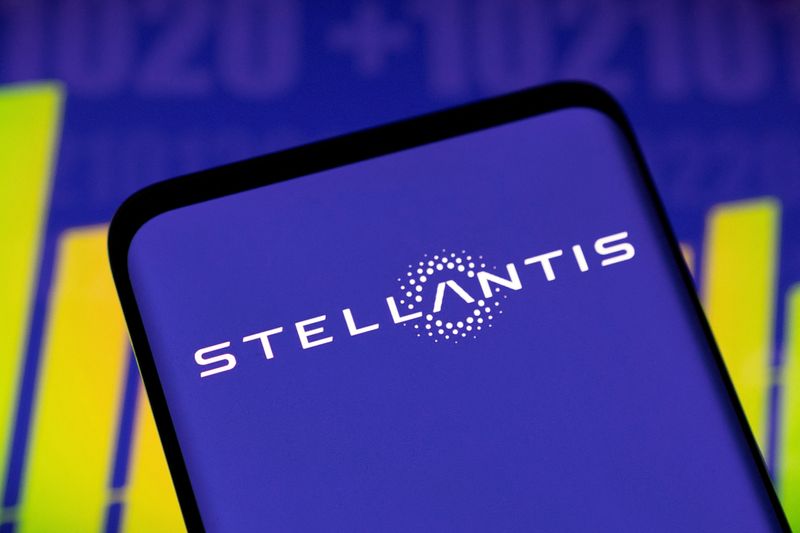 &copy; Reuters. Logo da Stellantis na frente de gráfico de ações
03/05/2022
REUTERS/Dado Ruvic/Illustration