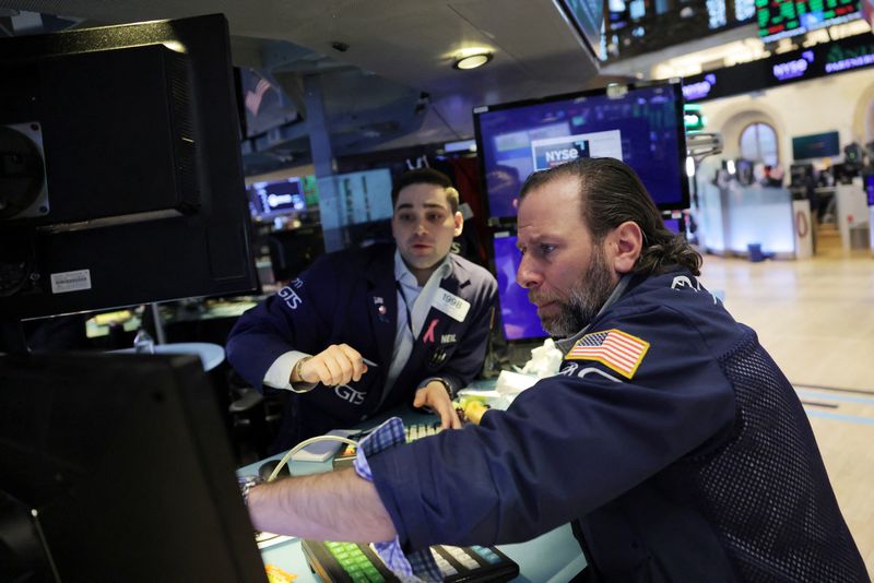 © Reuters. FILE PHOTO: Traders work on the trading floor at the New York Stock Exchange (NYSE) in New York City, U.S., March 31, 2023. REUTERS/Andrew Kelly