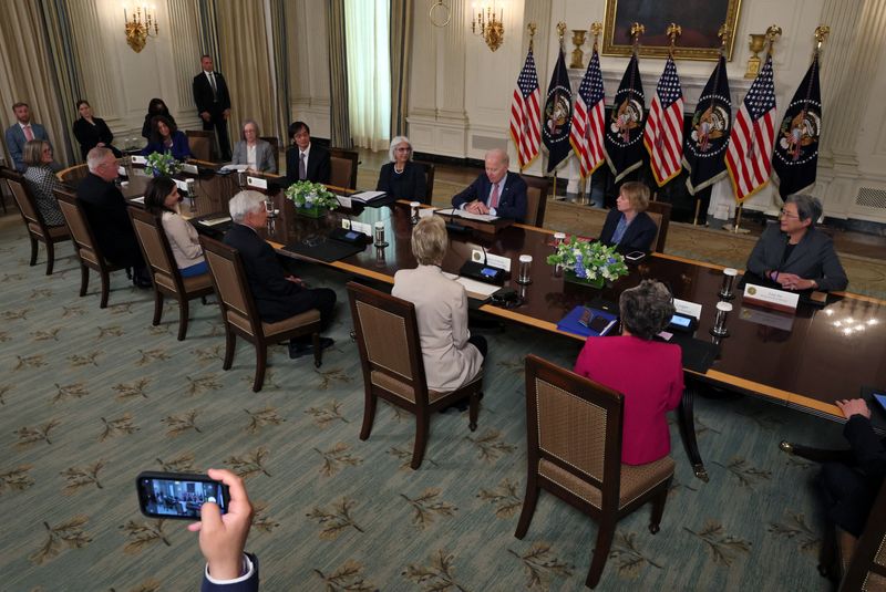 &copy; Reuters. El presidente de Estados Unidos, Joe Biden, se reúne con su Consejo de Asesores sobre Ciencia y Tecnología en la Casa Blanca en Washington, EEUU, el 4 de abril de 2023. REUTERS/Leah Millis