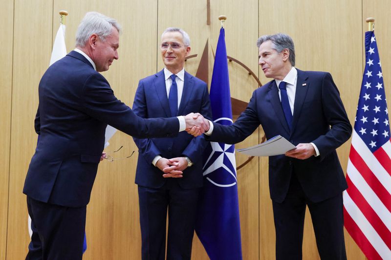 © Reuters. Finnish Foreign Minister Pekka Haavisto shakes hands with U.S. Secretary of State Antony Blinken as NATO Secretary-General Jens Stoltenberg stands during a joining ceremony at the NATO foreign ministers' meeting at the Alliance's headquarters in Brussels, Belgium April 4, 2023. REUTERS/Johanna Geron/Pool