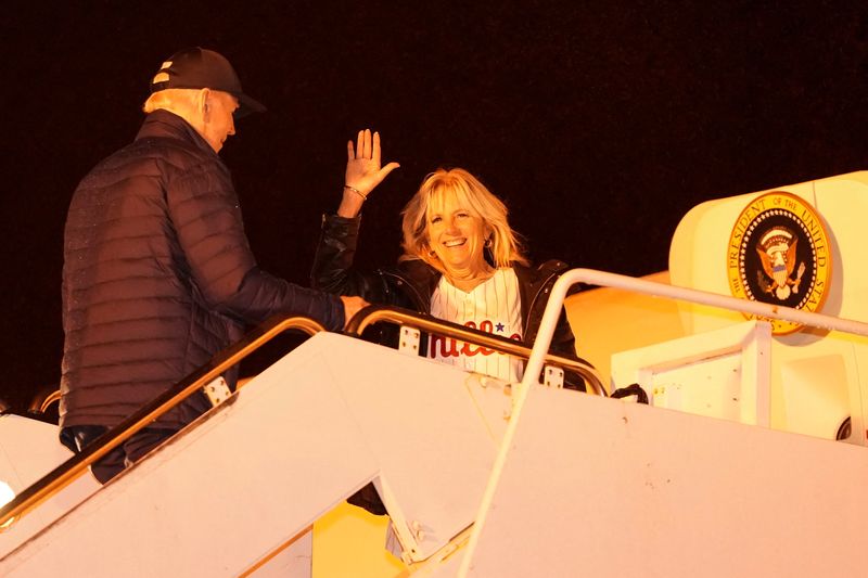 &copy; Reuters. الرئيس الأمريكي جو بايدن وزوجته جيل يصعدان على متن طائرة الرئاسة الأمريكية متجهين من ديلاوير إلى واشنطن يوم 23 أكتوبر تشرين الأول 2022. تصوير: 