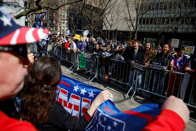 &copy; Reuters. Manifestantes contrários ao ex-presidente dos EUA Donald Trump e apoiadores de Trump do lado de fora do Tribunal Criminal de Manhattan no dia da audiência de acusação contra Trump, em Nova York, EUA
04/04/2023
REUTERS/Amanda Perobelli