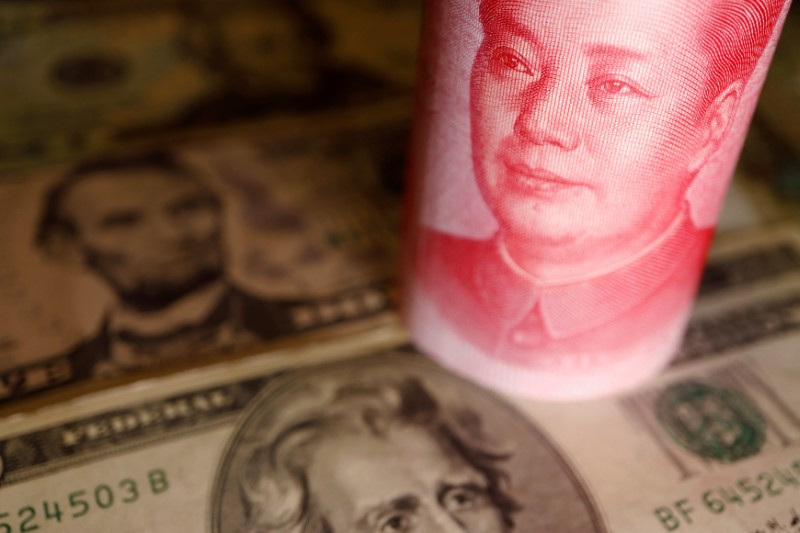 &copy; Reuters. FOTO DE ARCHIVO: Imagen ilustrativa de billetes de dólar estadounidense y yuan chino