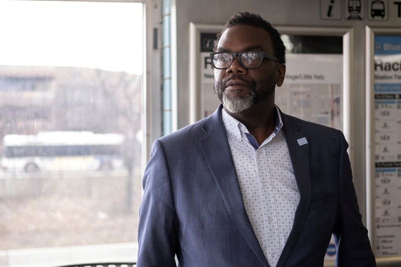 © Reuters. Cook County commissioner and mayoral candidate Brandon Johnson campaigns a day ahead of the runoff election in Chicago, Illinois, U.S. April 3, 2023.  REUTERS/Jim Vondruska