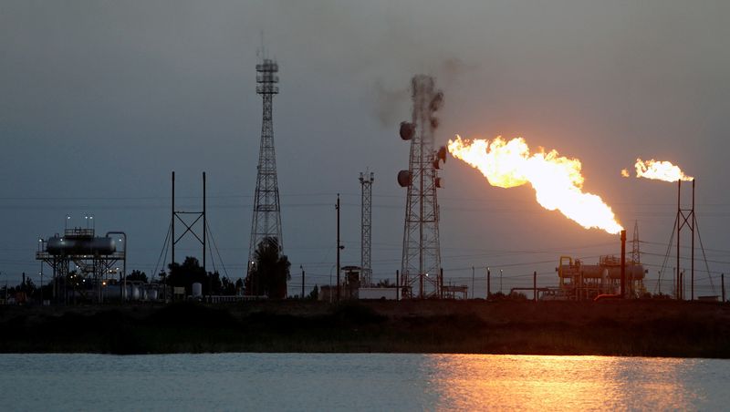 © Reuters. FILE PHOTO: Flames emerge from flare stacks at Nahr Bin Umar oil field, north of Basra, Iraq March 9, 2020. REUTERS/Essam Al-Sudani/File Photo