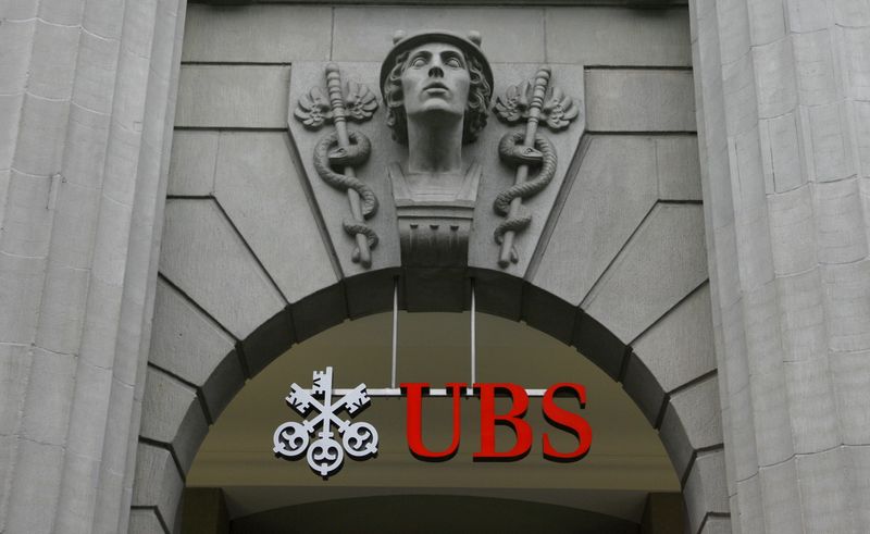 &copy; Reuters. Un logo de la banque suisse UBS est photographié à la Bahnhofstrasse à Zurich (Suisse). /Photo prise le 10 décembre 2007/REUTERS/Arnd Wiegmann