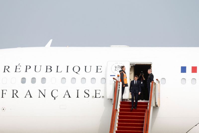 &copy; Reuters. الرئيس الفرنسي إيمانويل ماكرون يصل إلى مطار العاصمة الصينية بكين يوم الأربعاء. صورة لرويترز من ممثل لوكالات الأنباء. 