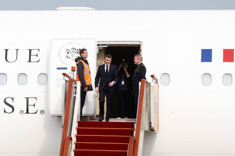 © Reuters. French President Emmanuel Macron arrives at Beijing Capital International Airport in Beijing, China, April 5, 2023. REUTERS/Gonzalo Fuentes/Pool