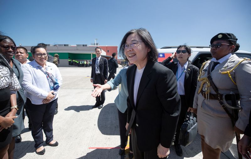 &copy; Reuters. رئيسة تايوان تساي إنج-وين تستعد لاستقلال طائرة من مطار فيليب إس. دبليو جولدسون الدولي في مدينة بيليز يوم الأربعاء. صورة لرويترز من مكتب الرئ