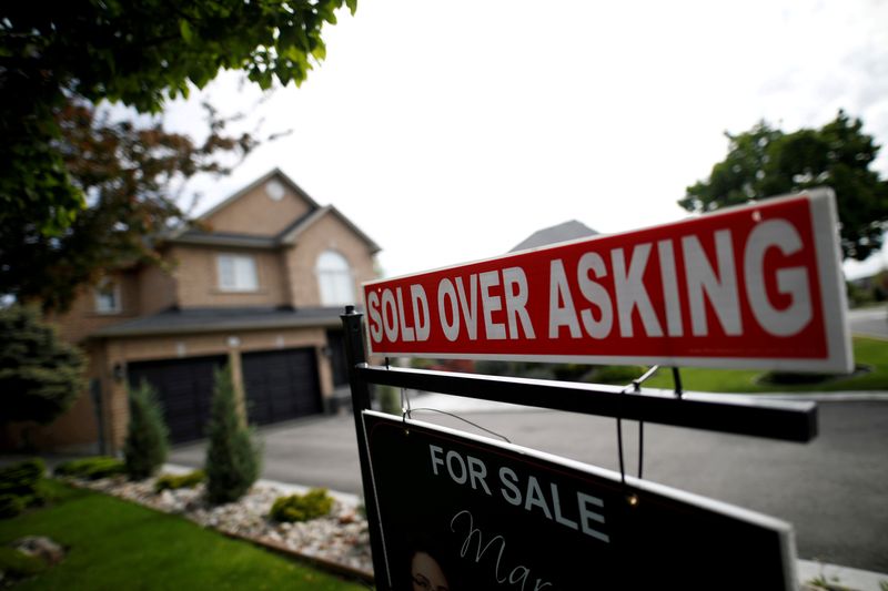 &copy; Reuters. FILE PHOTO: A real estate sign that reads "For Sale" and "Sold Above Asking" stands in front of housing in Vaughan, a suburb in Toronto, Canada, May 24, 2017.  REUTERS/Mark Blinch/File Photo