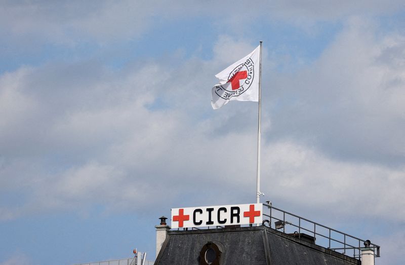 &copy; Reuters. علم اللجنة الدولية للصليب الأحمر على مقرها في جنيف بسويسرا يوم 28 يونيو حزيران 2022. تصوير: دينيس باليبوس – رويترز.