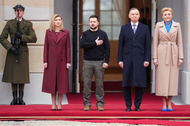 &copy; Reuters. Poland's President Andrzej Duda and Polish first lady Agata Kornhauser-Duda alongside Ukrainian President Volodymyr Zelenskiy and Ukraine's first lady Olena Zelenska pose for a picture at the Presidential Palace in Warsaw, Poland, April 5, 2023. REUTERS/A