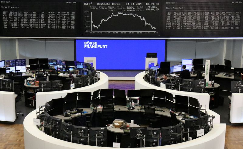 &copy; Reuters. شاشة تعرض بيانات مؤشر داكس الألماني في بورصة فرانكفورت يوم الثلاثاء. تصوير رويترز.