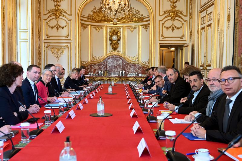© Reuters. La Première ministre Elisabeth Borne et les représentants intersyndicaux posent avant les pourparlers à l'hôtel de Matignon à Paris. /Photo prise le 5 avril 2023/REUTERS/Bertrand Guay