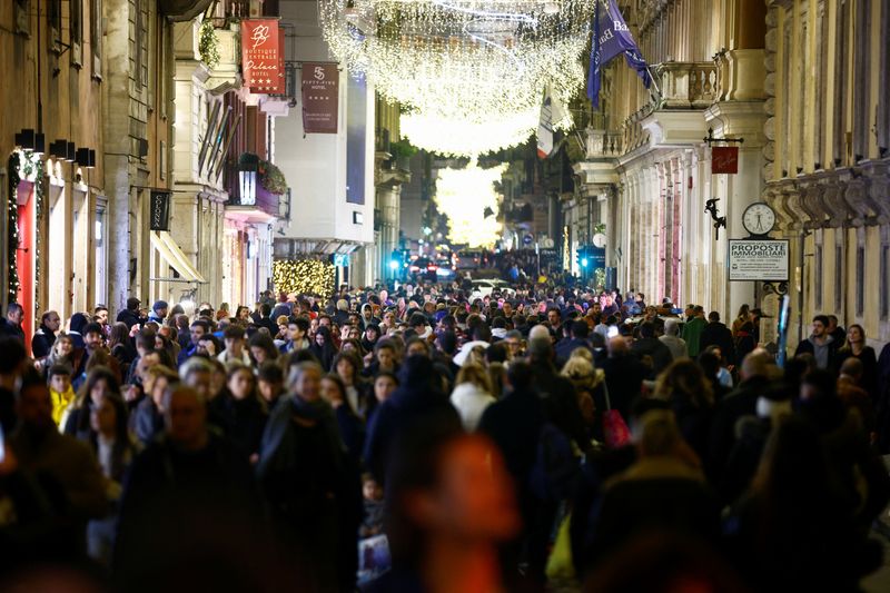&copy; Reuters. FILE PHOTO: Shoppers walk along a shopping street ahead of Christmas in Rome, Italy, December 23, 2022. REUTERS/Guglielmo Mangiapane