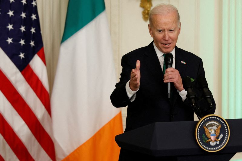 &copy; Reuters. 米ホワイトハウスは、バイデン大統領が４月１１─１４日にアイルランドと北アイルランドを訪問すると発表した。アイルランド関連式典での大統領、３月撮影。（2023年　ロイター/Evelyn Hoc