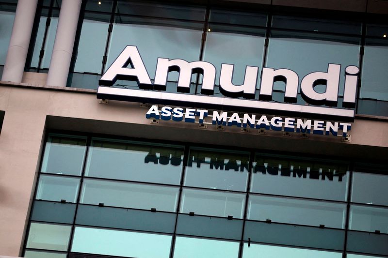 &copy; Reuters. Un logo di Amundi è visibile all'esterno della sede della società a Parigi, Francia, 3 febbraio 2023. REUTERS/Sarah Meyssonnier