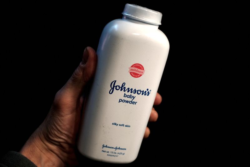 © Reuters. FILE PHOTO: A bottle of Johnson and Johnson Baby Powder is seen in a photo illustration taken in New York, February 24, 2016.  REUTERS/Mike Segar/Illustration 