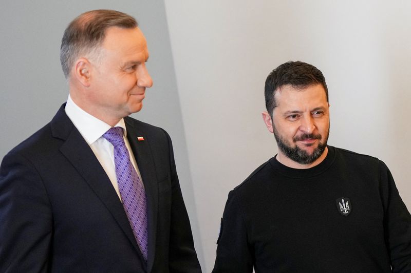 © Reuters. Presidente polônes, Andrzej Duda, e presidente ucraniano, Volodymyr Zelenskiy,  durante encontro em Varsóvia, Polônia
05/04/2023
REUTERS/Aleksandra Szmigiel