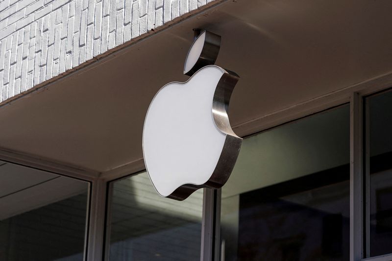 © Reuters. FILE PHOTO: Logo of an Apple store is seen as Apple Inc. reports fourth quarter earnings in Washington, U.S., January 27, 2022. REUTERS/Joshua Roberts