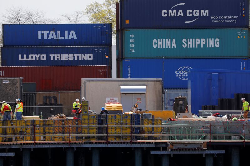&copy; Reuters. FOTO ARCHIVO: Contenedores marítimos se apilan en la terminal de contenedores Paul W. Conley en Boston, Massachusetts