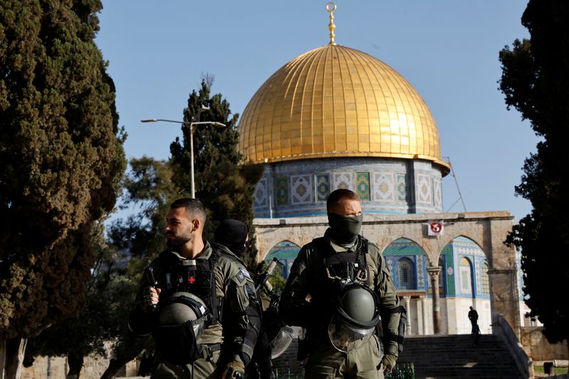 &copy; Reuters. Forças de segurança israelenses no complexo da mesquista de Al Aqsa, em Jerusalém
05/04/2023 REUTERS/Ammar Awad