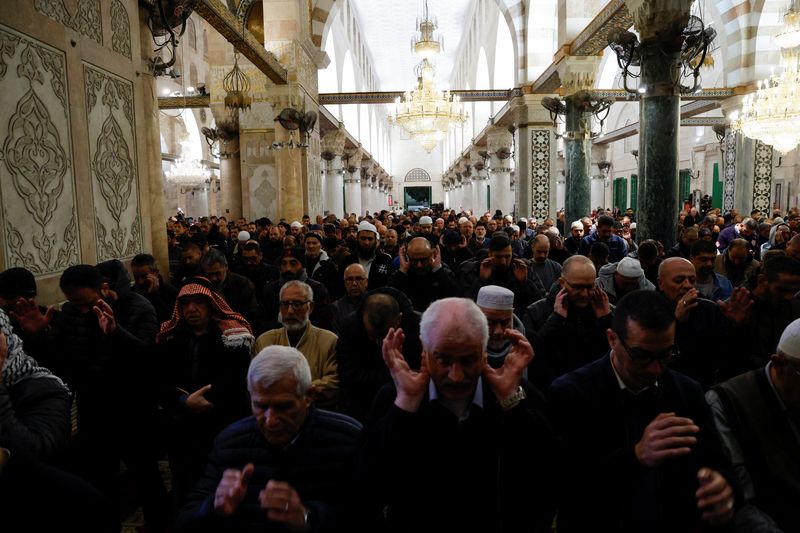 &copy; Reuters. فلسطينيون يؤدون الصلاة في المسجد الأقصى في القدس يوم الاربعاء. تصوير: عمار عوض - رويترز. 