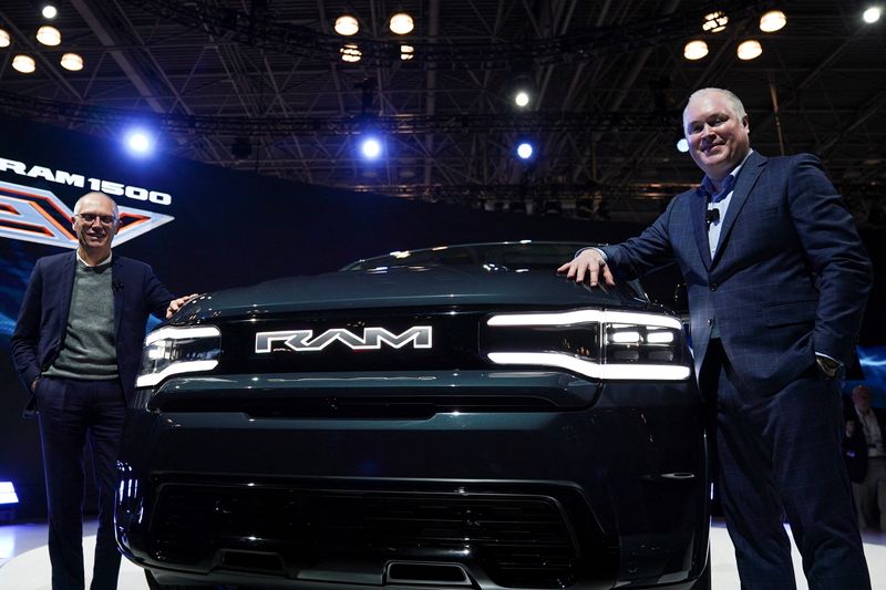 © Reuters. Mike Koval Jr., Ram Brand Chief Executive Officer, and Carlos Tavares, Chief Executive Officer of Stellantis, pose during a presentation at the New York International Auto Show, in Manhattan, New York City, U.S., April 5, 2023. REUTERS/David 'Dee' Delgado