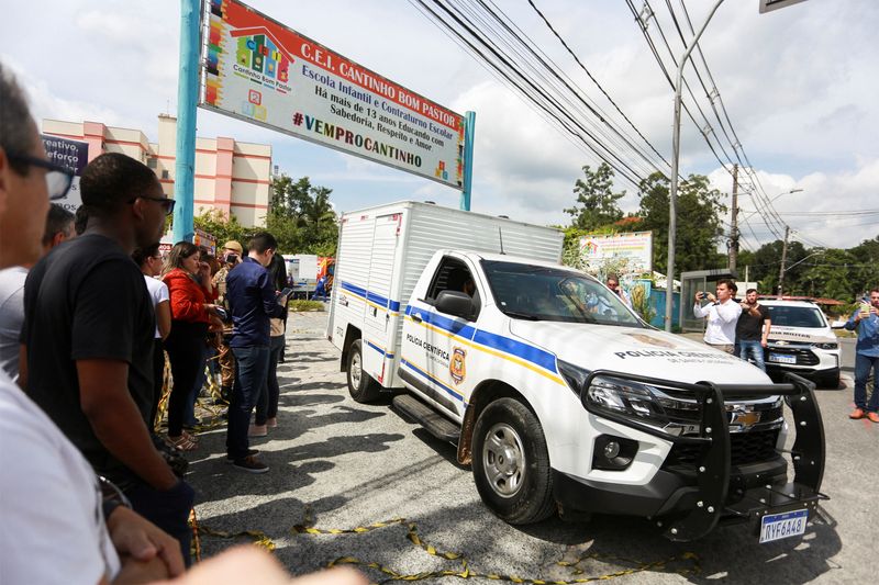 © Reuters. Carro da Polícia Científica deixa creche que sofreu atentado em Blumenau, Santa Catarina
05/04/2023
REUTERS/Denner Ovidio 