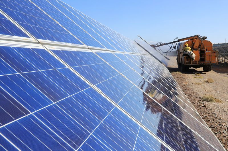 &copy; Reuters. Trabalhador opera máquina para limpar panéis solares
22/10/2018
REUTERS/Stringer