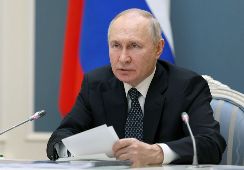 &copy; Reuters. الرئيس الروسي فلاديمير بوتين يرأس اجتماعا في موسكو  مع أعضاء مجلس الأمن الروسي عبر تقنية الفيديو يوم الأربعاء . صورة لرويترز من الكرملين .   
