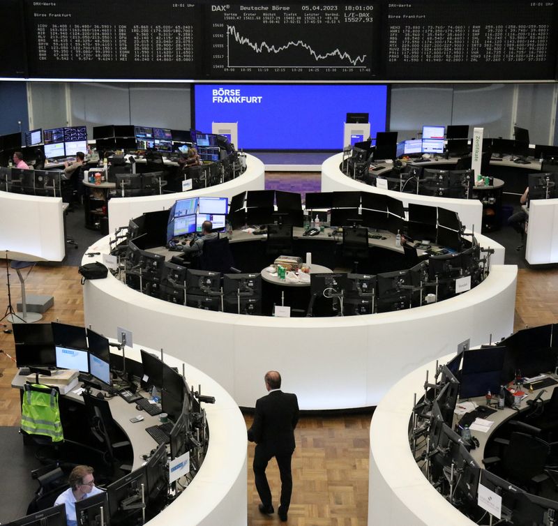 &copy; Reuters. شاشات إلكترونية تعرض حركة تداول الأسهم على مؤشر داكس الألماني ببورصة فرانكفورت يوم الأربعاء . تصوير : رويترز . 