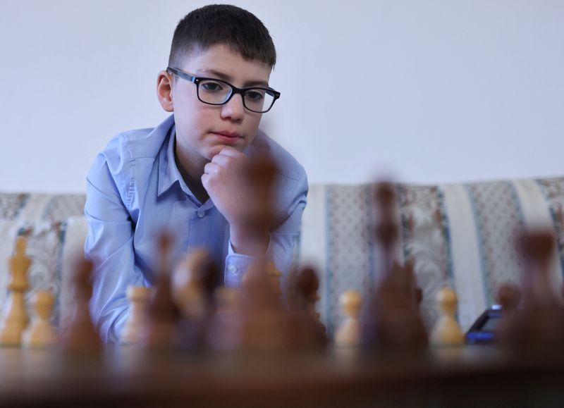 &copy; Reuters. Chess prodigy Hussain Besou, 11, of Syrian origin plays chess at his home in Lippstadt, Germany, April 4, 2023. Hussain and his family immigrated as refugees in 2016 and now he will play for the German national team at the Mitropa Cup in Croatia as the yo