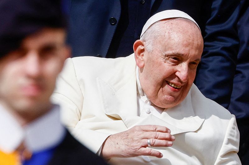 &copy; Reuters. Papa Francisco acena para fiéis na Praça São Pedro no Vaticano
05/04/2023 REUTERS/Yara Nardi