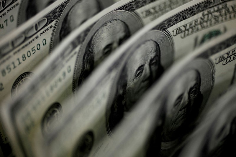 Dólar cai ante real com investidores de olho no arcabouço e em dados fracos dos EUA