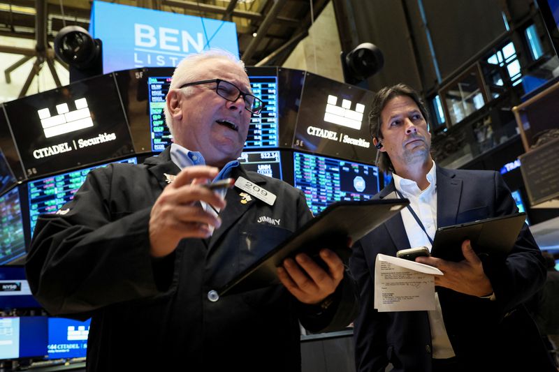 © Reuters. متعاملان يتابعان حركة تداول الأسهم ببورصة نيويورك في 15 نوفمبر تشرين الثاني 2022. تصوير : برندان مكدرميد - رويترز . 